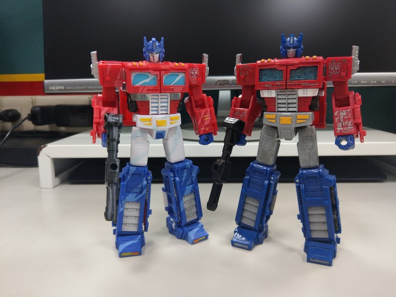 Transformers Siege Classic Animation Optimus Prime In Hand Photo Gallery 17 (17 of 24)